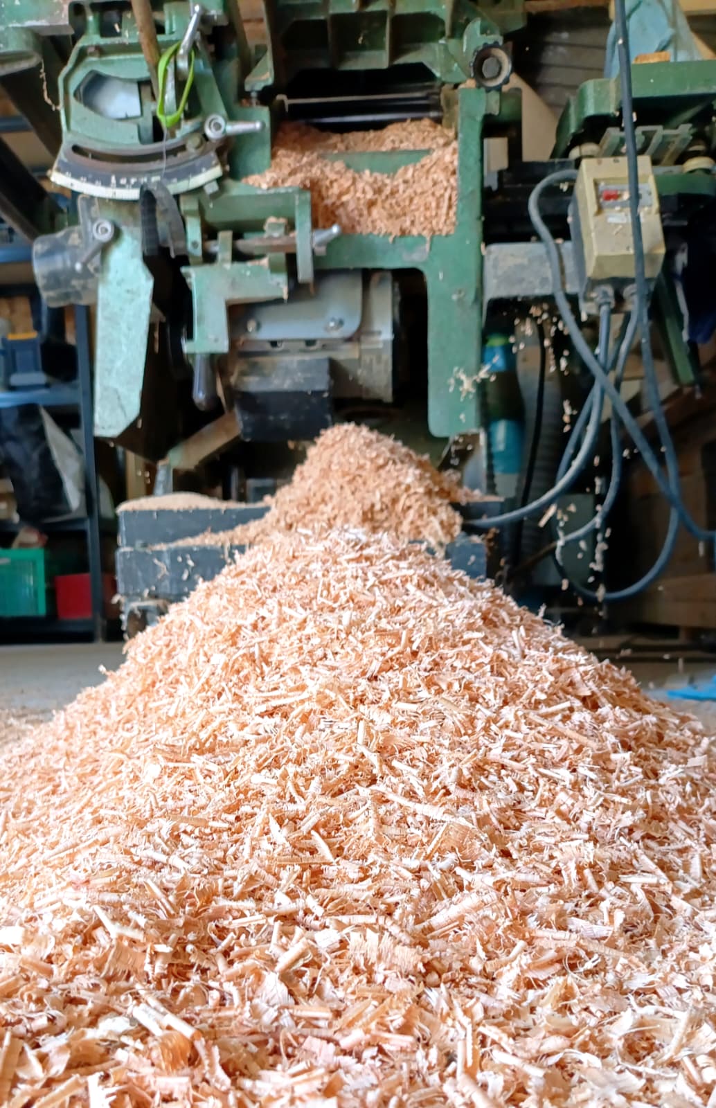 Sciure sortant de la machine dans l'atelier JCB